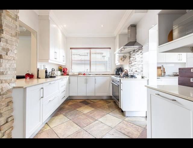 5 BEDROOM HOUSE FOR SALE IN RUIMSIG